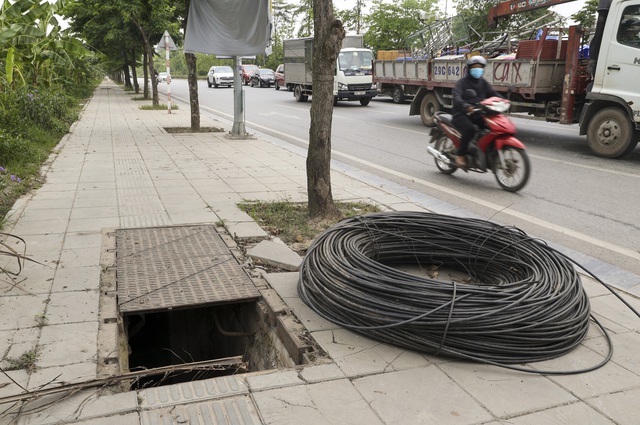 Hà Nội: Hàng loạt hố ga mất nắp giăng bẫy người đi đường - Ảnh 10.