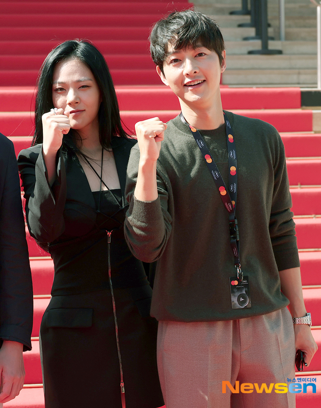 Song Joong Ki xuất hiện b&ecirc;n vợ ngoại quốc trước giờ đổ bộ Li&ecirc;n hoan phim Cannes 2023 - Ảnh 6.