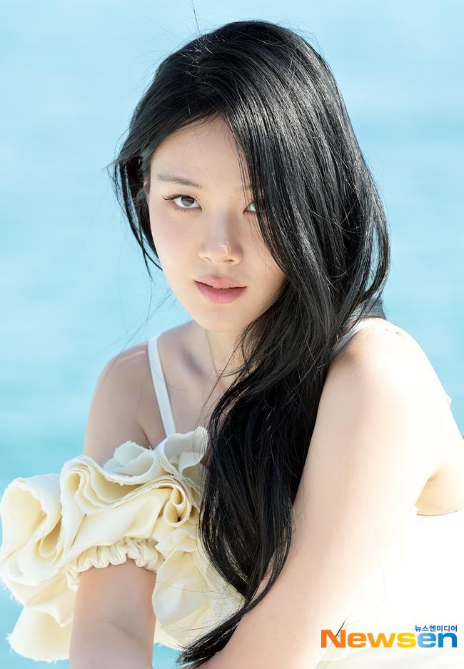 Mỹ nh&acirc;n s&aacute;nh đ&ocirc;i với Song Joong Ki ở Cannes 2023 - Ảnh 1.