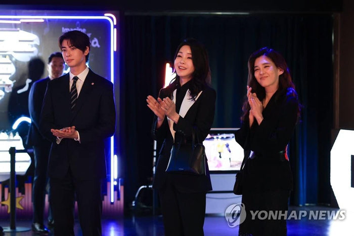 Đệ nhất Phu nhân Hàn Quốc và Công chúa Samsung lên đồ tinh tế khi dự sự kiện - Ảnh 3.