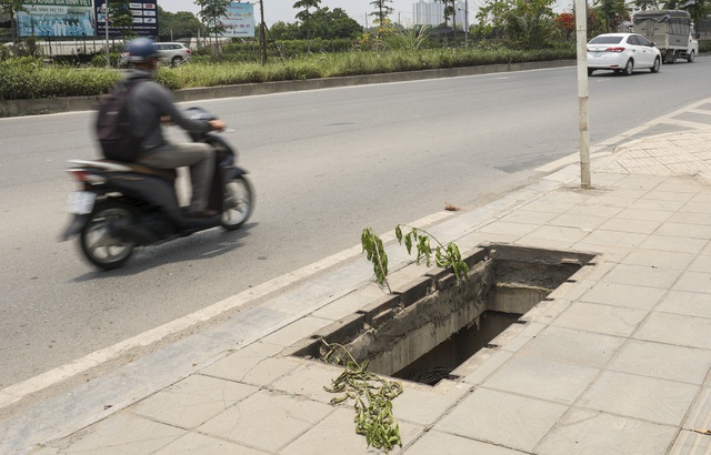 Hà Nội: Hàng loạt hố ga mất nắp giăng bẫy người đi đường - Ảnh 9.