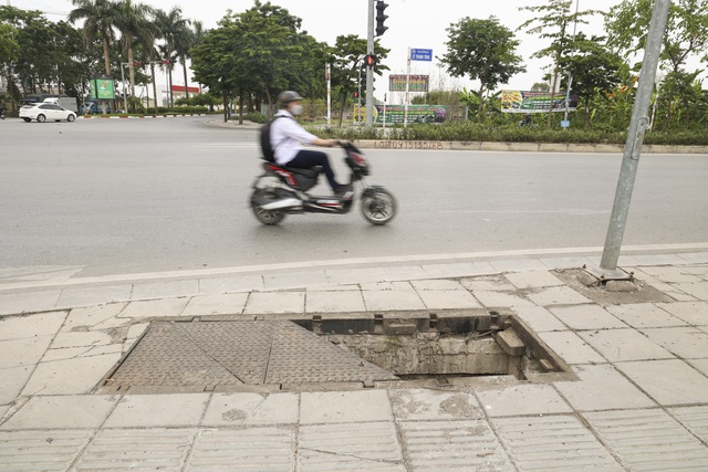 Hà Nội: Hàng loạt hố ga mất nắp giăng bẫy người đi đường - Ảnh 8.