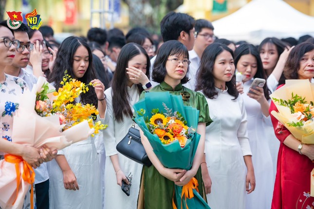 Hồi trống bế giảng và lời nhắn nhủ đầy tâm huyết của nữ hiệu trưởng Trường THPT Việt Đức - Ảnh 8.