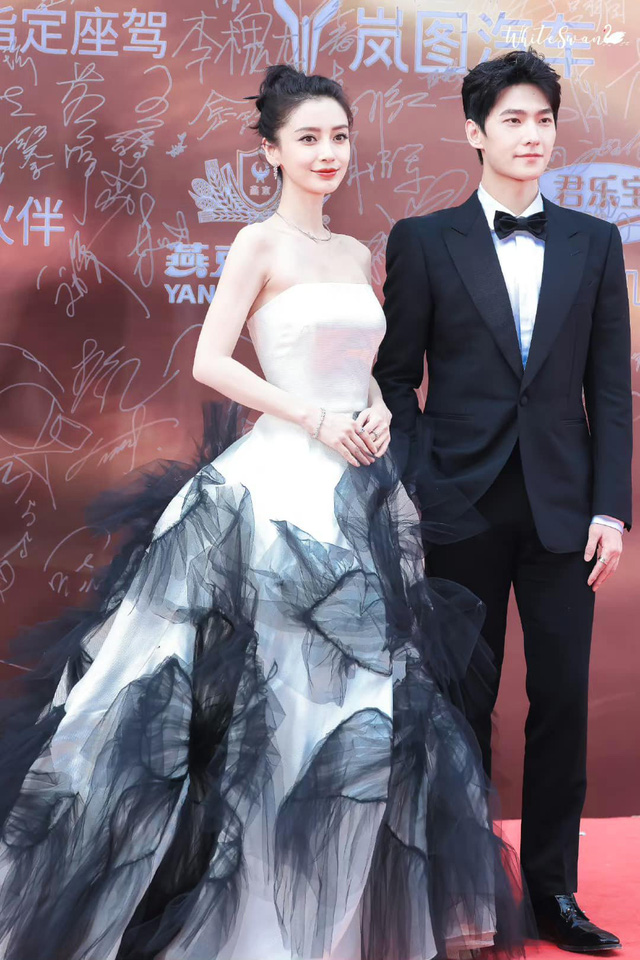 Dương Dương bất ngờ xuất hiện cùng Angela Baby tại Lễ trao giải Hoa biểu - Ảnh 2.