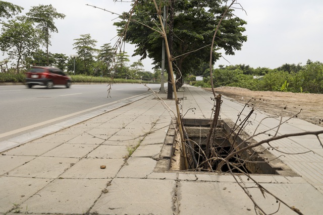 Hà Nội: Hàng loạt hố ga mất nắp giăng bẫy người đi đường - Ảnh 6.