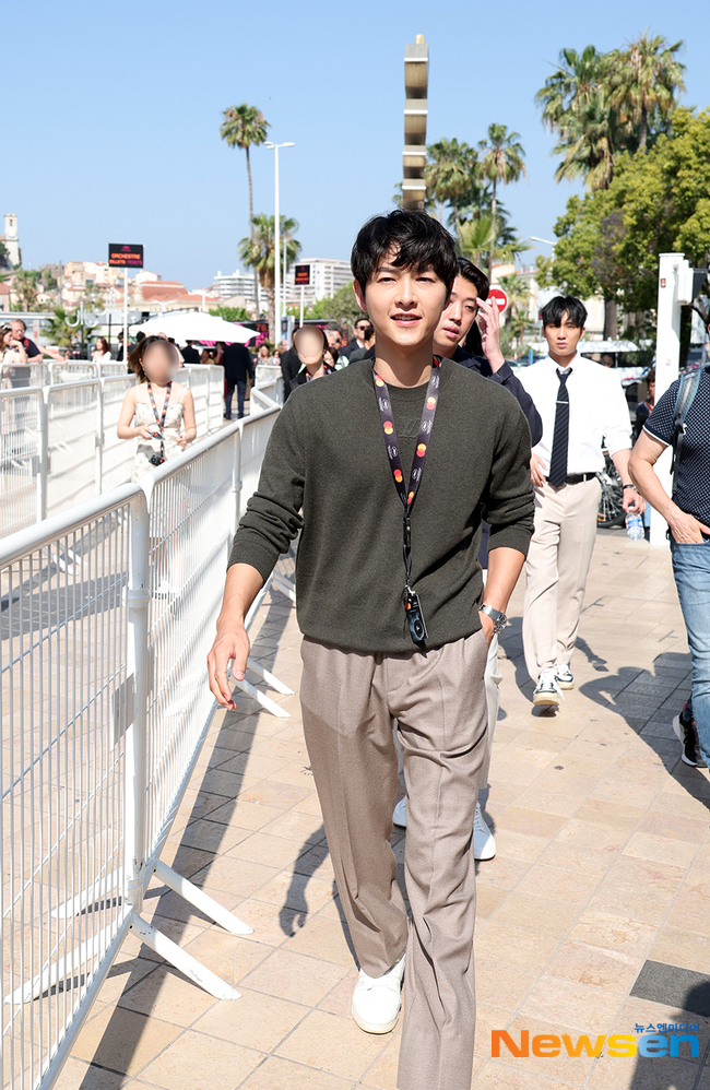 Song Joong Ki xuất hiện b&ecirc;n vợ ngoại quốc trước giờ đổ bộ Li&ecirc;n hoan phim Cannes 2023 - Ảnh 3.