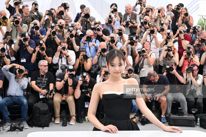 Các nhiếp ảnh gia tại Cannes 2023 hô vang tên Jennie vì điều này - Ảnh 5.