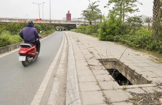 Hà Nội: Hàng loạt hố ga mất nắp giăng bẫy người đi đường - Ảnh 3.