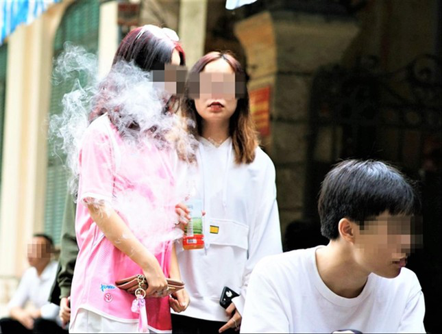 Học sinh nữ sử dụng thuốc lá điện tử: Lo ngại tốc độ gia tăng - Ảnh 2.