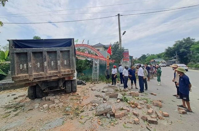 Ô tô tải mất lái gây tai nạn liên hoàn ở Hà Tĩnh - Ảnh 1.