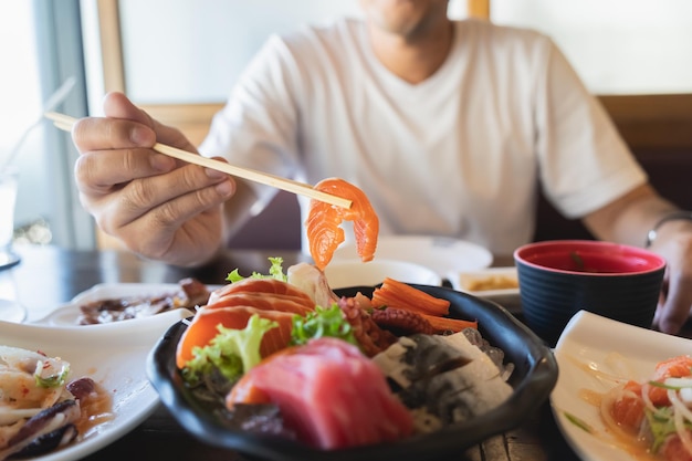 Tại sao người Nhật ăn cá sống mỗi ngày mà không sợ bị nhiễm ký sinh trùng? - Ảnh 1.