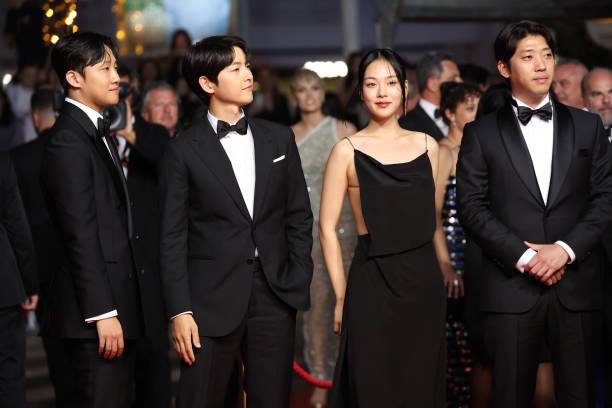 Thảm đỏ Cannes 2023 ngày 9: Song Joong Ki giữ khoảng cách bên mỹ nhân, Heidi Klum và dàn thiên thần đại náo sự kiện - Ảnh 4.