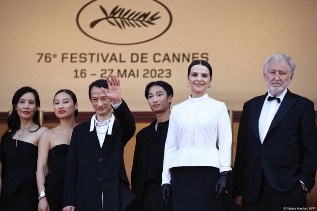 Đạo diễn Trần Anh Hùng cùng minh tinh Pháp trên thảm đỏ Cannes - Ảnh 1.