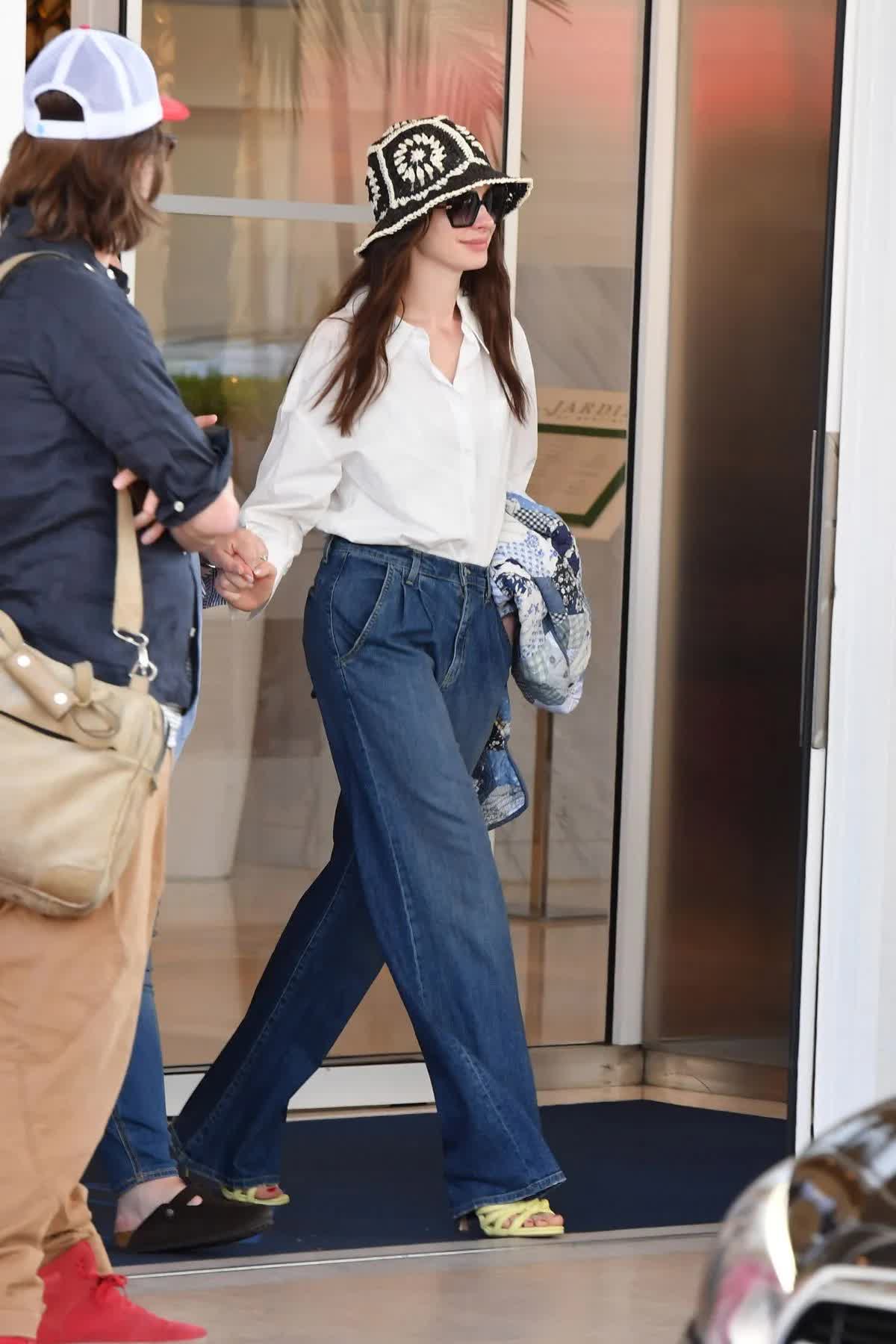 10 cách mặc quần jeans đơn giản mà siêu sang của Anne Hathaway - Ảnh 1.