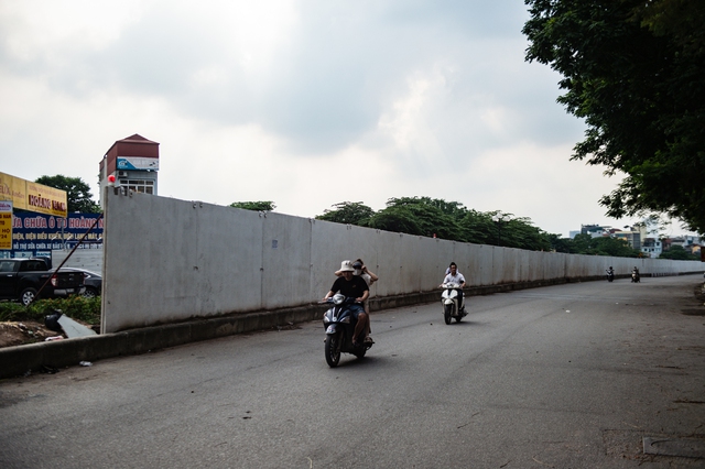 Hà Nội: Tường rào bê tông bất thường cản trở giao thông tại khu vực đường Vành đai 2,5 - Ảnh 1.