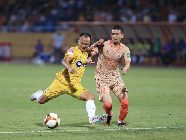 Tiền vệ U22 Việt Nam toả s&aacute;ng, CLB CAHN ngược d&ograve;ng gi&agrave;nh chiến thắng trước SLNA - Ảnh 7.