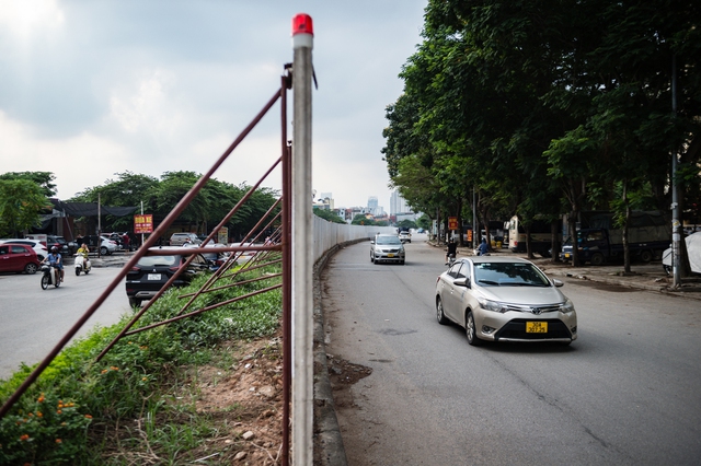 Hà Nội: Tường rào bê tông bất thường cản trở giao thông tại khu vực đường Vành đai 2,5 - Ảnh 7.