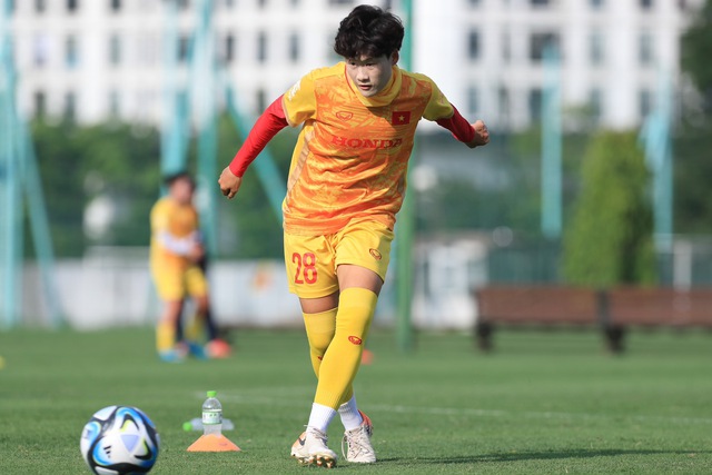 Tuyển nữ Việt Nam đội nắng tập luyện với trái bóng chính thức của FIFA World Cup 2023 - Ảnh 4.