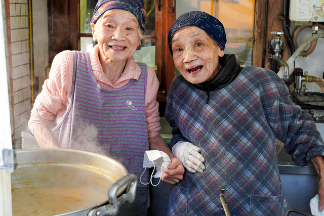2 cụ bà sinh đôi ở Nhật: Cùng sống lạc quan kinh doanh tiệm ăn nổi tiếng gần 50 năm - Ảnh 9.