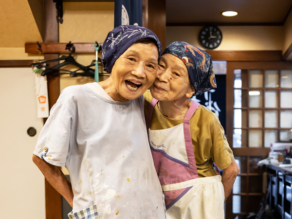 2 cụ bà sinh đôi ở Nhật: Cùng sống lạc quan kinh doanh tiệm ăn nổi tiếng gần 50 năm - Ảnh 1.