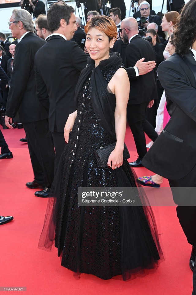 Thảm đỏ bế mạc LHP Cannes 2023: Phạm Băng Băng như “thiên nga đen”, Orlando Bloom và gia đình đạo diễn Trần Anh Hùng nổi bật giữa dàn sao  - Ảnh 15.