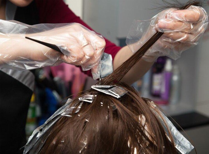 Thuốc nhuộm tóc có gây ung thư không? Nghiên cứu 35 năm khiến nhiều người sững sờ - Ảnh 1.
