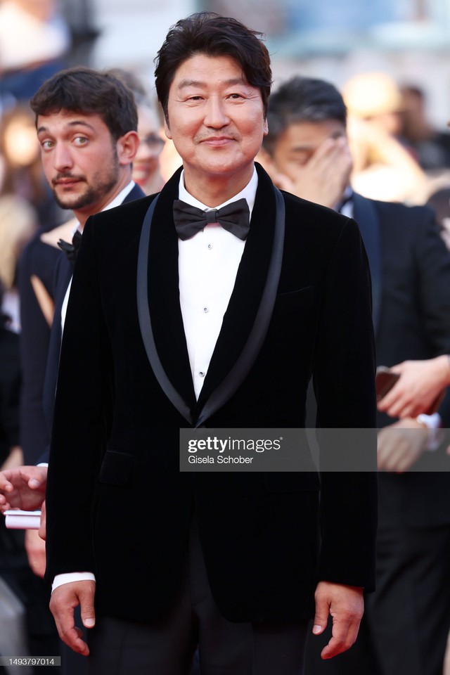 Thảm đỏ bế mạc LHP Cannes 2023: Phạm Băng Băng như “thiên nga đen”, Orlando Bloom và gia đình đạo diễn Trần Anh Hùng nổi bật giữa dàn sao - Ảnh 9.