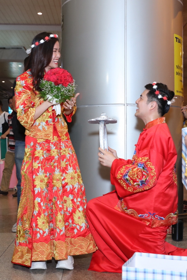Cặp đôi Vbiz làm lễ cưới đặc biệt ngay tại sân bay, hôn nhân ra sao sau 14 năm gắn bó? - Ảnh 3.