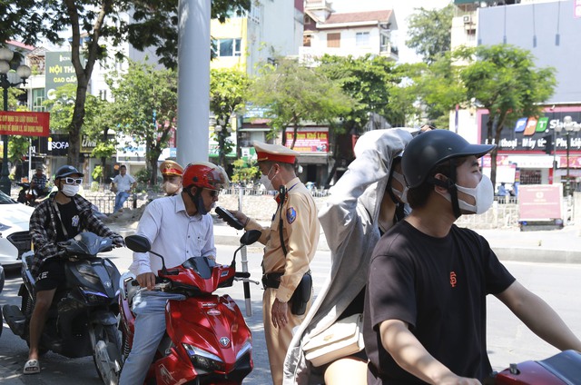 Hà Nội: Nhiều người vi phạm nồng độ cồn kịch khung, tài xế dùng nước chữa đau răng cũng dính nồng độ cồn được minh oan - Ảnh 2.