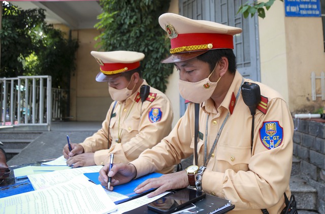 Hà Nội: Nhiều người vi phạm nồng độ cồn kịch khung, tài xế dùng nước chữa đau răng cũng dính nồng độ cồn được minh oan - Ảnh 8.