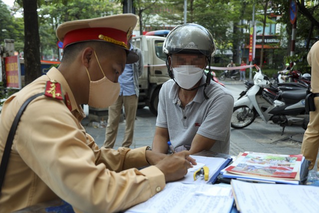 Hà Nội: Nhiều người vi phạm nồng độ cồn kịch khung, tài xế dùng nước chữa đau răng cũng dính nồng độ cồn được minh oan - Ảnh 6.