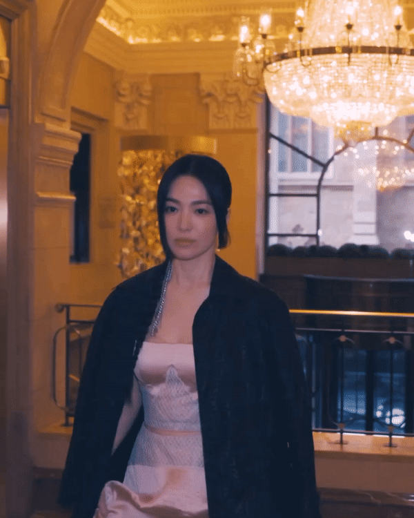 Song Hye Kyo g&acirc;y ch&uacute; &yacute; trong clip hậu trường Met Gala 2023: Phải zoom thật kỹ cận mặt v&agrave; h&igrave;nh slow motion mới thấy điểm trừ n&agrave;y - Ảnh 7.