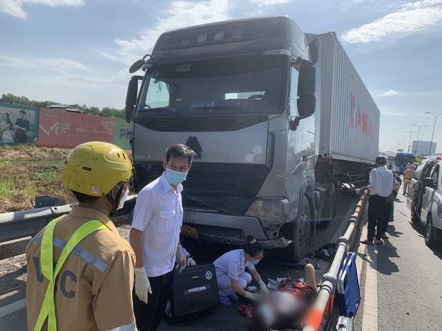 Xe container mất lái trên cao tốc TP.HCM - Long Thành - Dầu Giây, 3 người nhập viện - Ảnh 2.