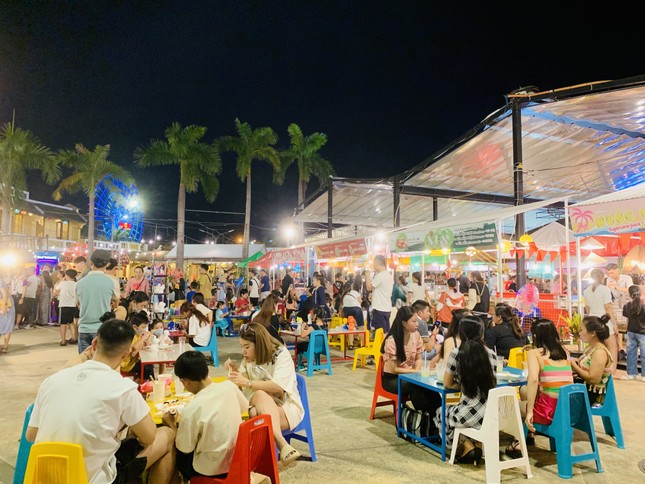 Du khách chen chân tại 2 khu chợ đêm lớn nhất Đà Nẵng - Ảnh 9.