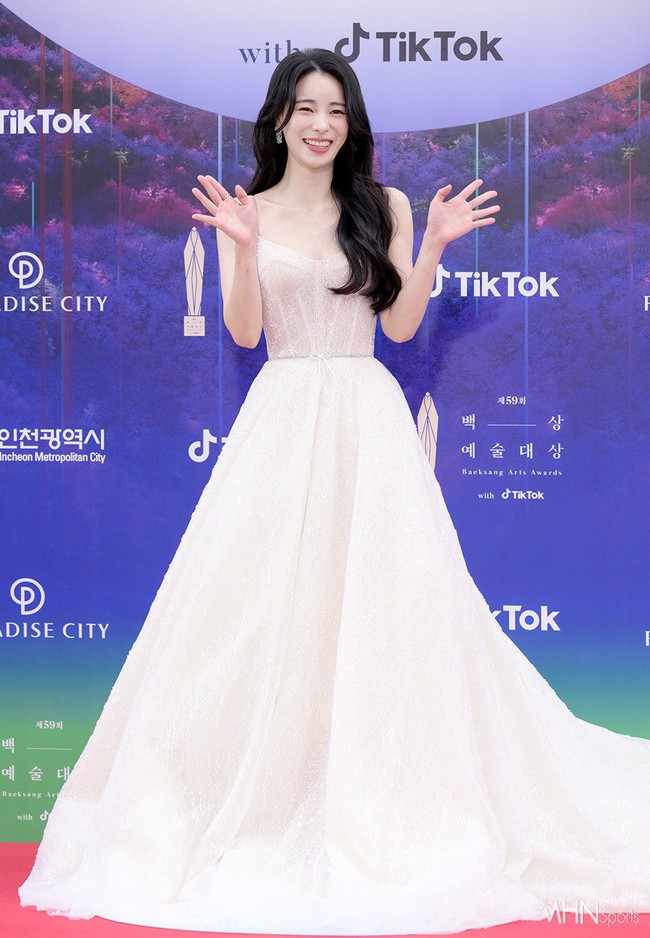Lim Ji Yeon nhận ngay 100 điểm tinh tế sau màn xả ảnh hậu trường chọn váy đi dự Baeksang - Ảnh 4.