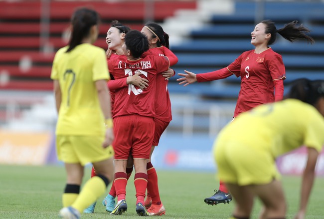 Quả nhiên là những cô gái vàng: Tuyển nữ Việt Nam lập mưa bàn thắng trong ngày đầu ra quân ở SEA Games 32 - Ảnh 4.