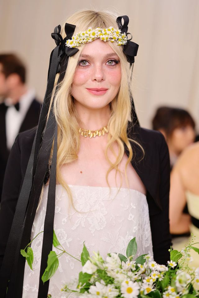 Elle Fanning tinh tế chọn hoa cúc làm điểm nhấn khi xuất hiện tại Met Gala 2023 - Ảnh 3.