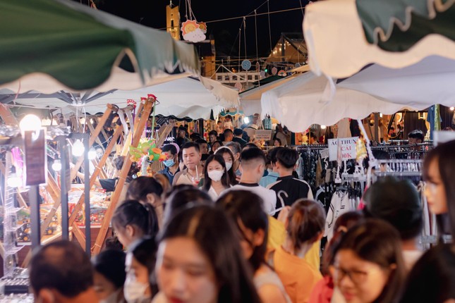 Du khách chen chân tại 2 khu chợ đêm lớn nhất Đà Nẵng - Ảnh 8.