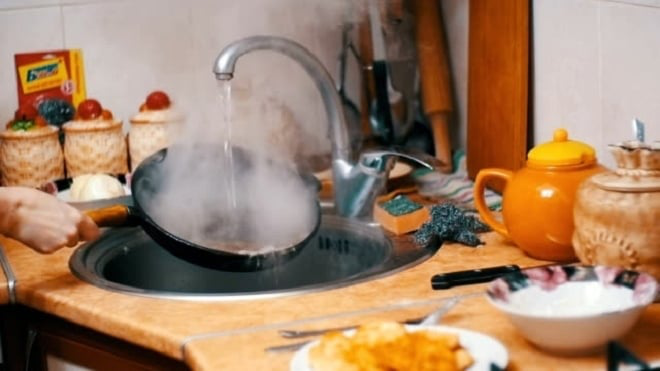 Sai lầm thường gặp khiến chảo chống d&iacute;nh nhanh hỏng - Ảnh 3.