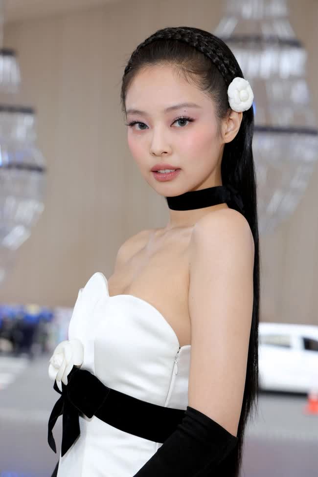 “Đột nhập” hậu trường Jennie chuẩn bị cho Met Gala 2023: Làn da của mỹ nhân BLACKPINK trước khi trang điểm gây bất ngờ - Ảnh 9.