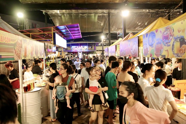 Du khách chen chân tại 2 khu chợ đêm lớn nhất Đà Nẵng - Ảnh 7.