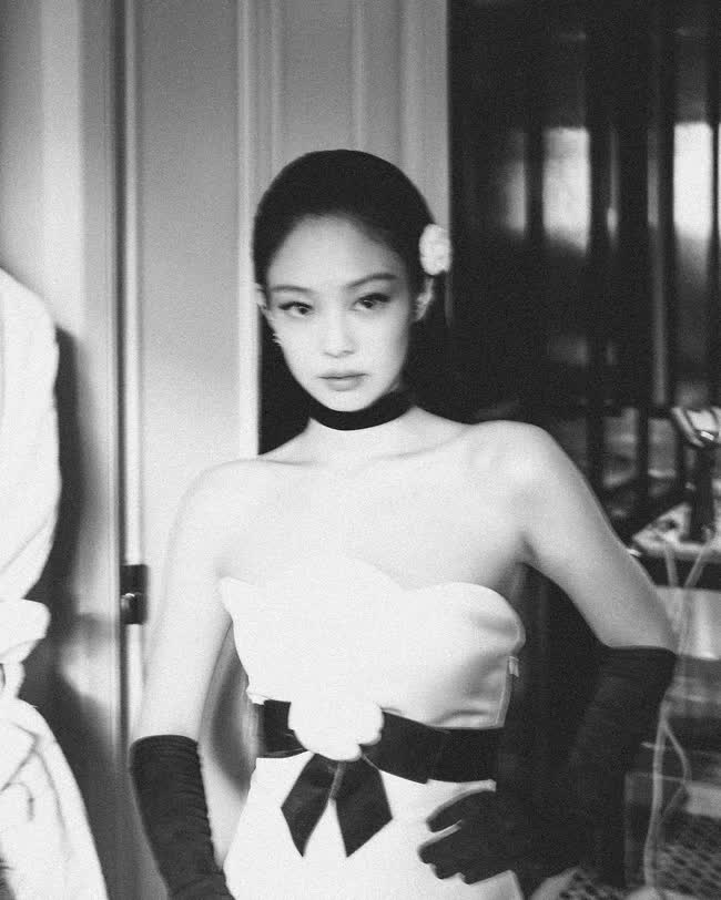 Jennie (BLACKPINK) đích thân xả ảnh lần đầu dự Met Gala, visual ra sao? - Ảnh 5.