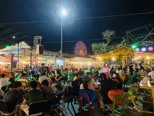 Du khách chen chân tại 2 khu chợ đêm lớn nhất Đà Nẵng - Ảnh 6.