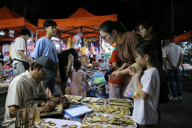 Du khách chen chân tại 2 khu chợ đêm lớn nhất Đà Nẵng - Ảnh 5.