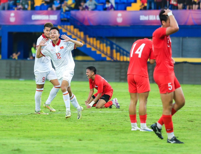 U22 Việt Nam 2 lần xé lưới Singapore, thị uy sức mạnh chỉ trong hiệp 1 ở SEA Games 32 - Ảnh 6.