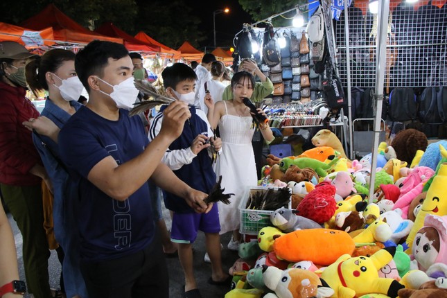 Du khách chen chân tại 2 khu chợ đêm lớn nhất Đà Nẵng - Ảnh 3.