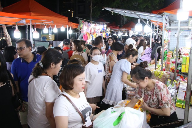 Du khách chen chân tại 2 khu chợ đêm lớn nhất Đà Nẵng - Ảnh 2.