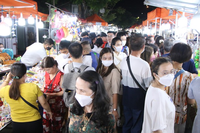 Du khách chen chân tại 2 khu chợ đêm lớn nhất Đà Nẵng - Ảnh 1.