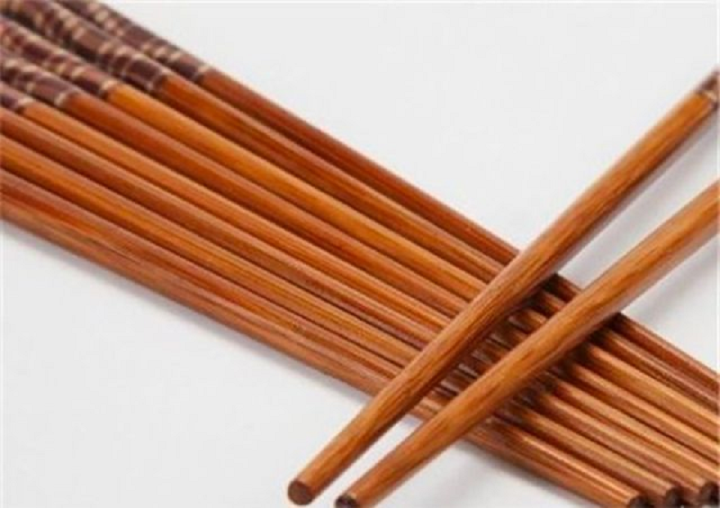 Mẹo phân biệt đũa gỗ tự nhiên và đũa nhuộm phẩm màu - Ảnh 1. Mẹo phân biệt đũa gỗ tự nhiên và đũa nhuộm phẩm màu - Ảnh 1.