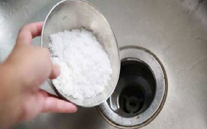 Đổ muối xuống đường ống thoát nước có công dụng gì? - Ảnh 1. Đổ muối xuống đường ống thoát nước có công dụng gì? - Ảnh 1.